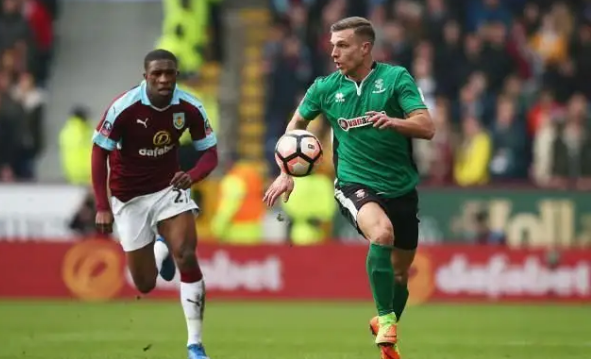 图片报：拜仁周四在贝肯鲍尔的墓前敬献了新花圈